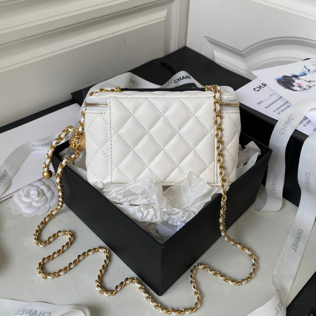 PETITE TROUSSE DE VANITY 17 EN CUIR DE VEAU BLANC QUINCAILLERIE DORÉ