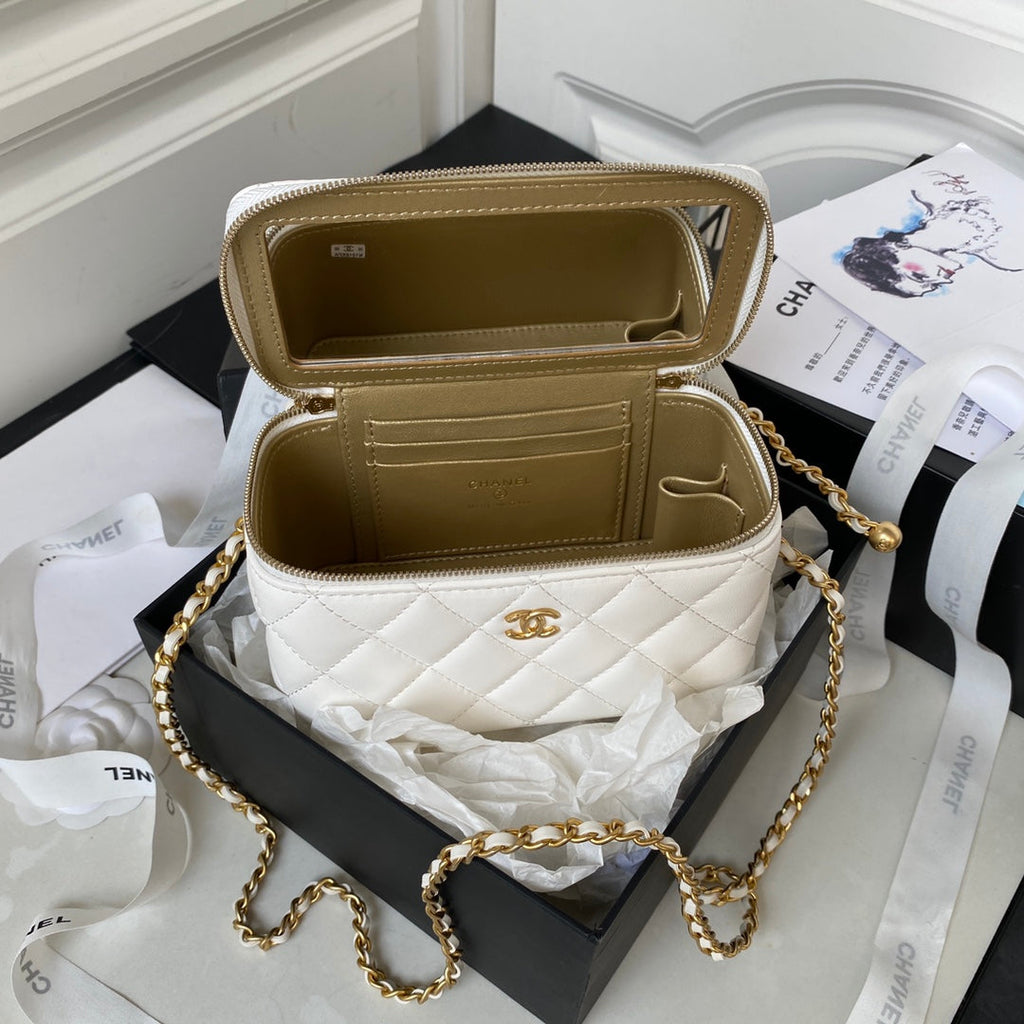 PETITE TROUSSE DE VANITY 17 EN CUIR DE VEAU BLANC QUINCAILLERIE DORÉ