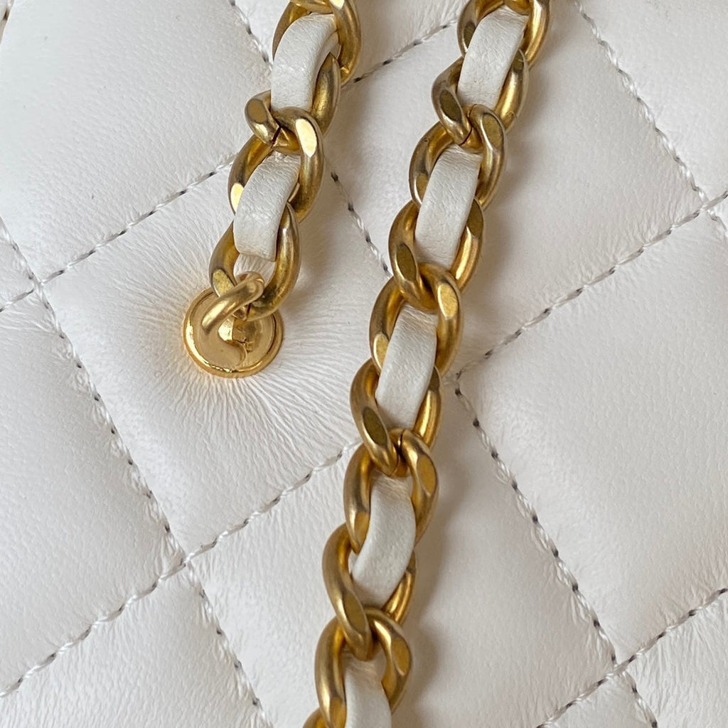 PETITE TROUSSE DE VANITY 17 EN CUIR DE VEAU BLANC QUINCAILLERIE DORÉ