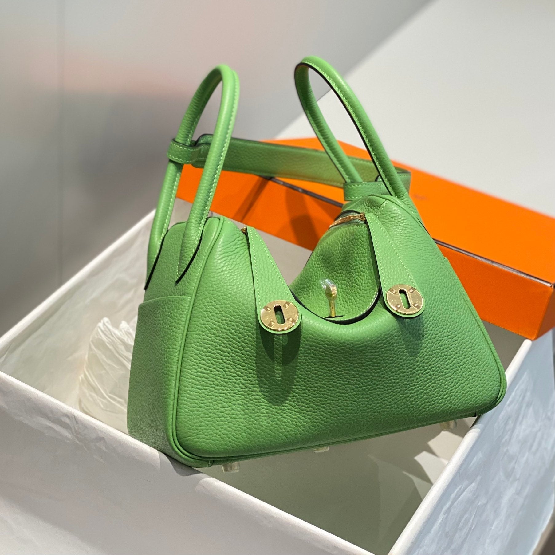 SAC HM LINDY 26 CUIR TAURILLON CLEMENCE VERT KELLY
