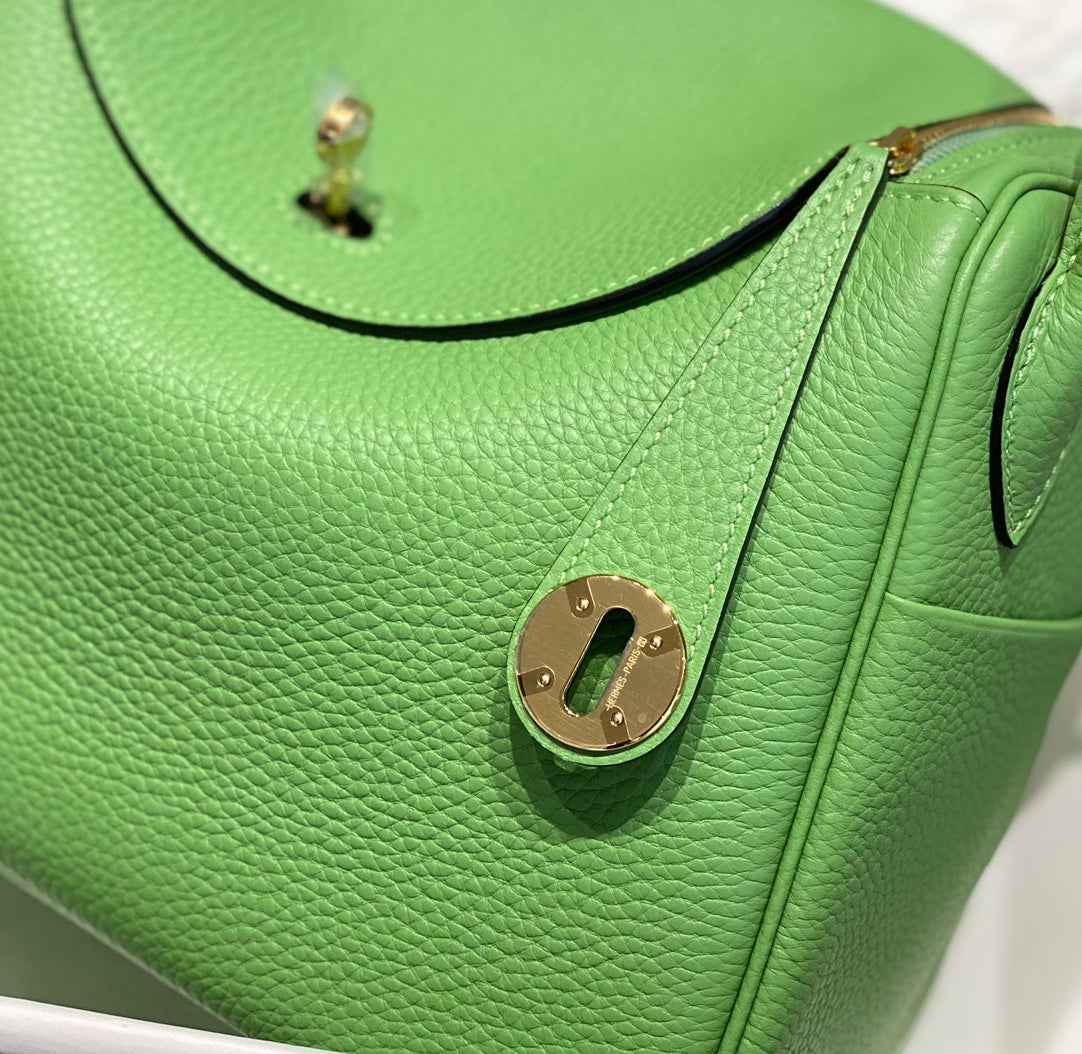 SAC HM LINDY 30 CUIR TAURILLON CLEMENCE VERT KELLY