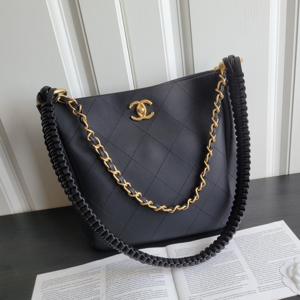 Sac Hobo CC 23S 26 cm en cuir de veau noir et métal doré