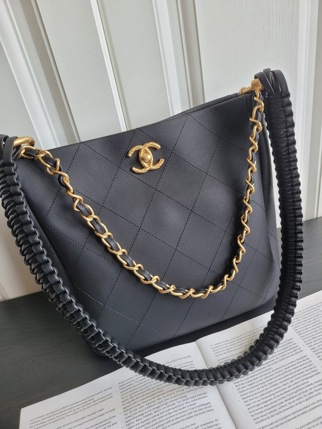 Sac Hobo CC 23S 26 cm en cuir de veau noir et métal doré