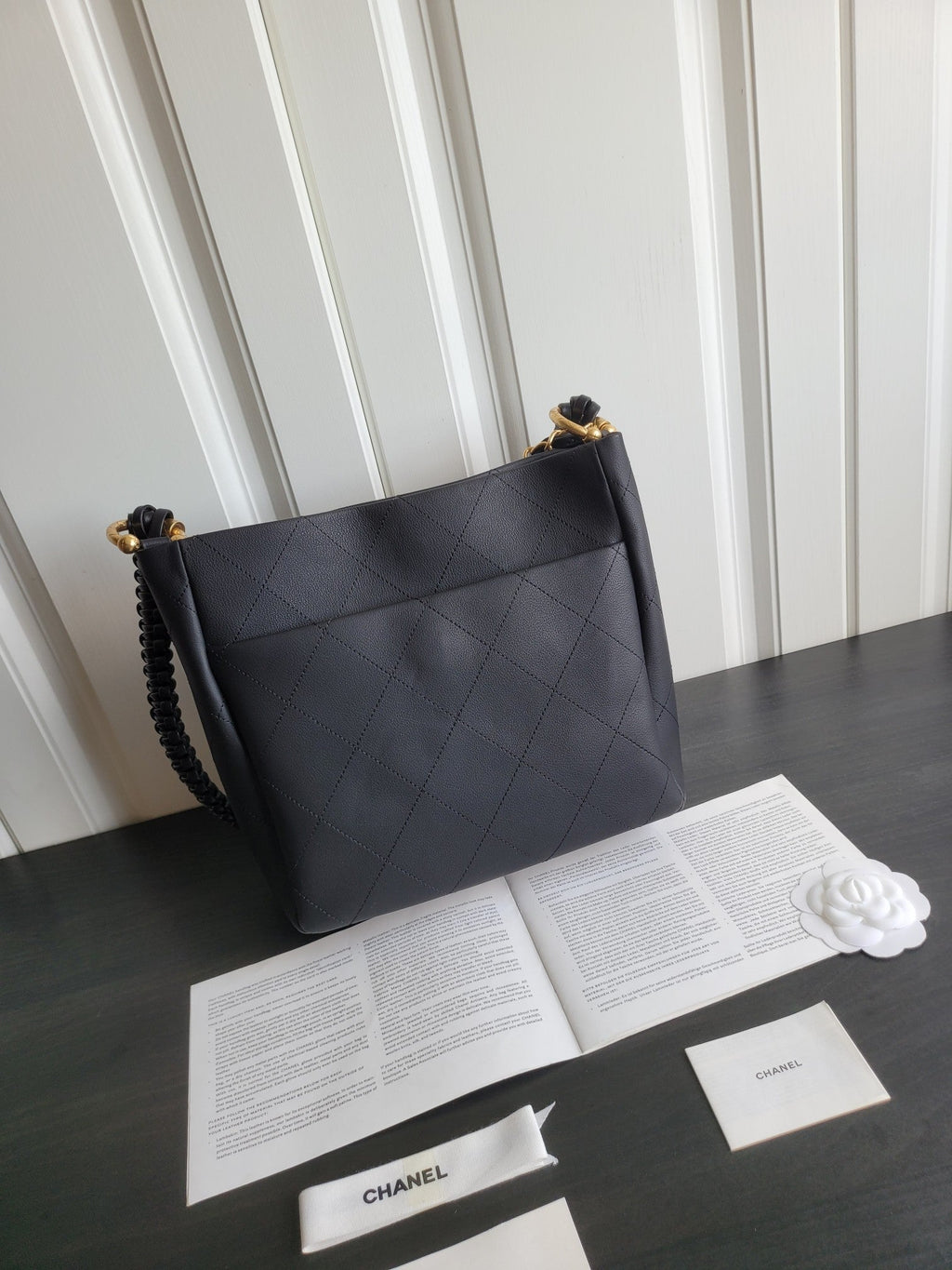 Sac Hobo CC 23S 26 cm en cuir de veau noir et métal doré