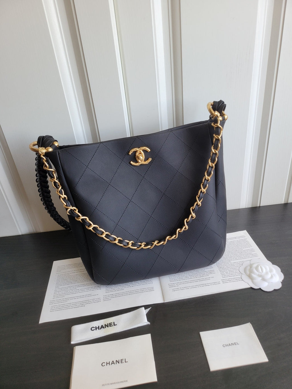 Sac Hobo CC 23S 26 cm en cuir de veau noir et métal doré