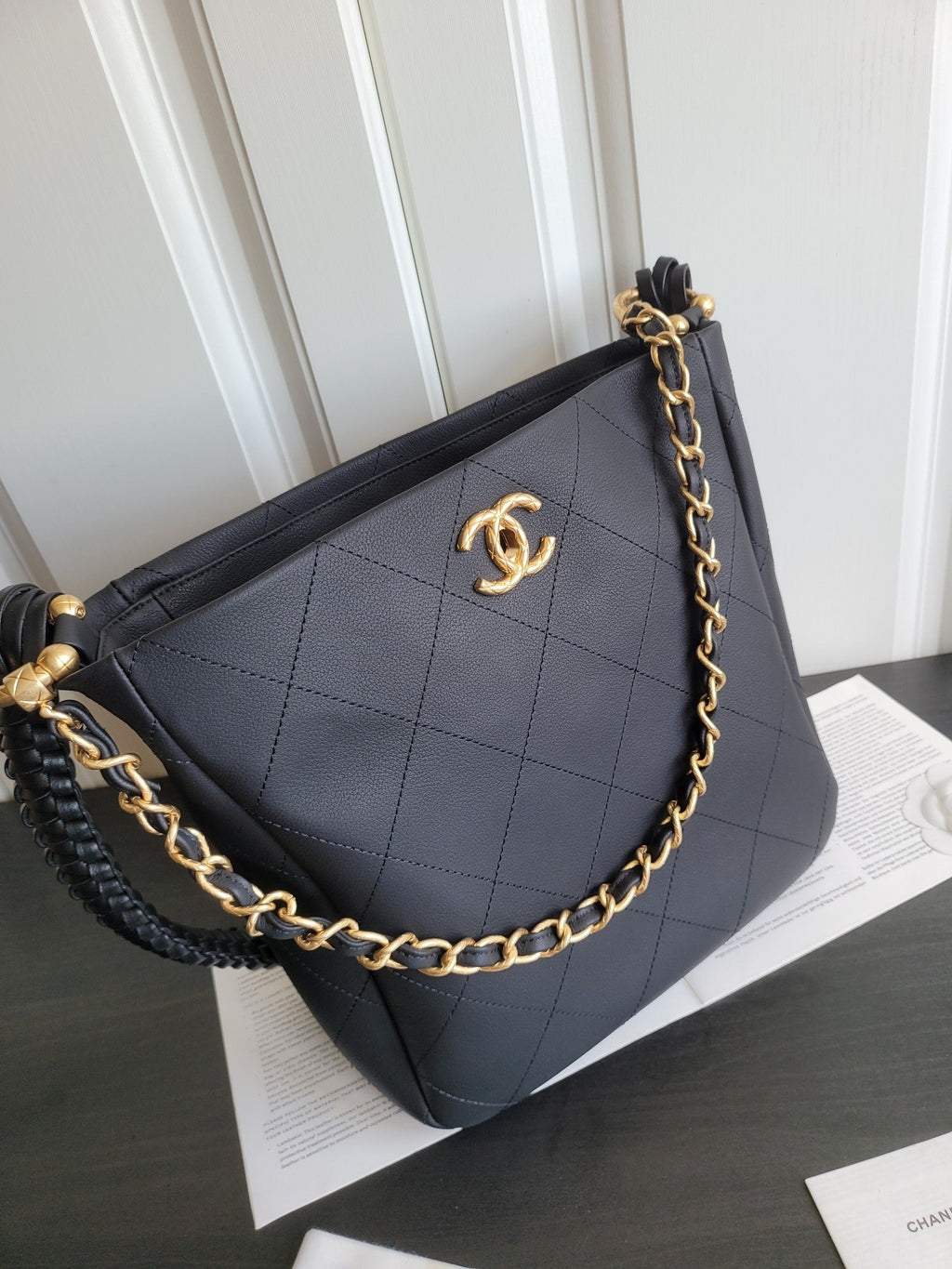 Sac Hobo CC 23S 26 cm en cuir de veau noir et métal doré