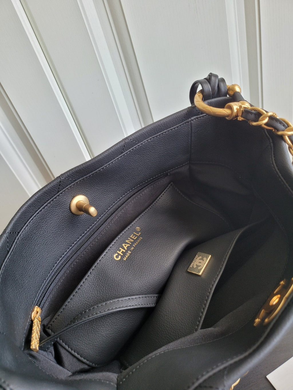 Sac Hobo CC 23S 26 cm en cuir de veau noir et métal doré