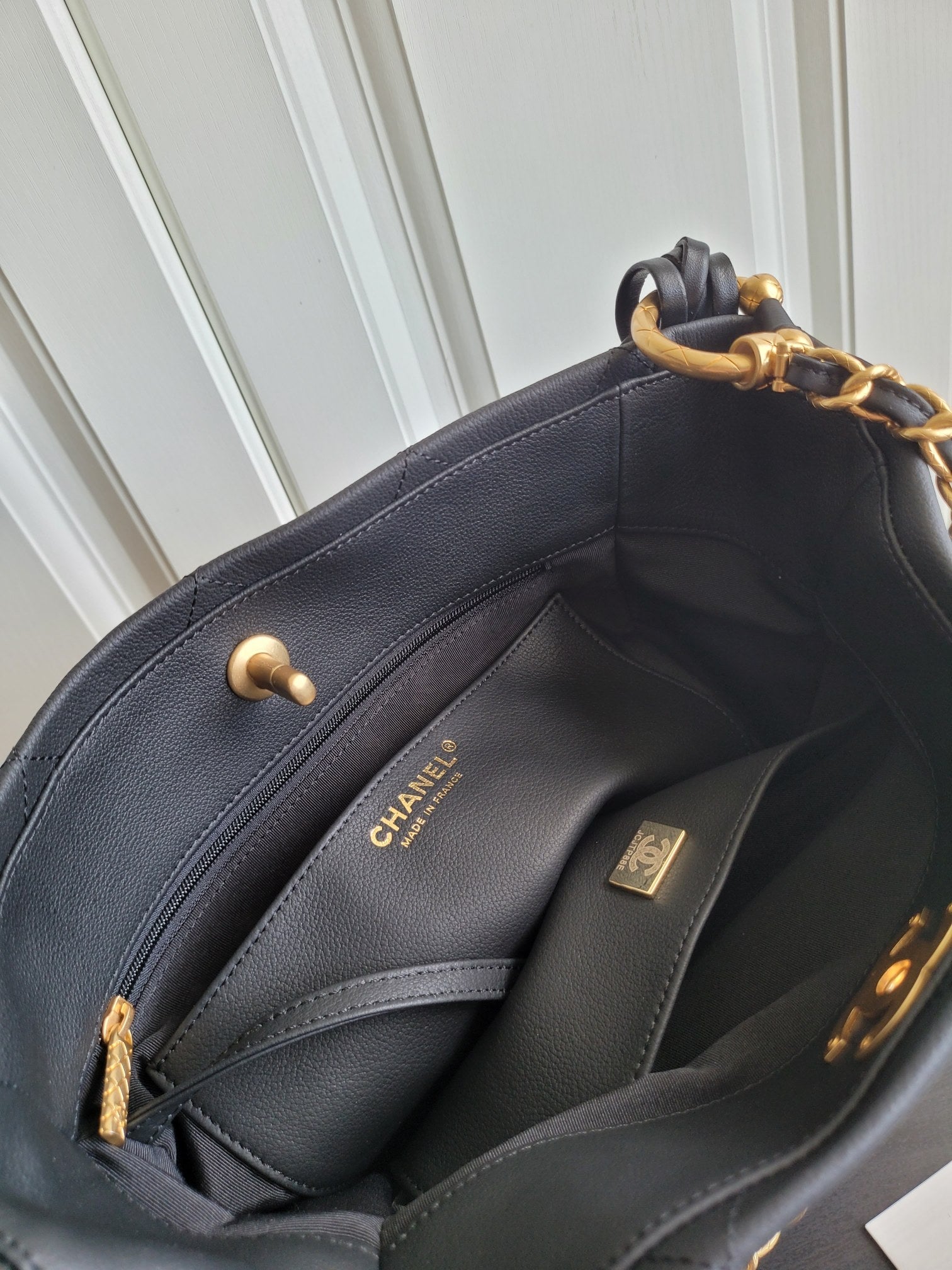 Sac Hobo CC 23S 26 cm en cuir de veau noir et métal doré