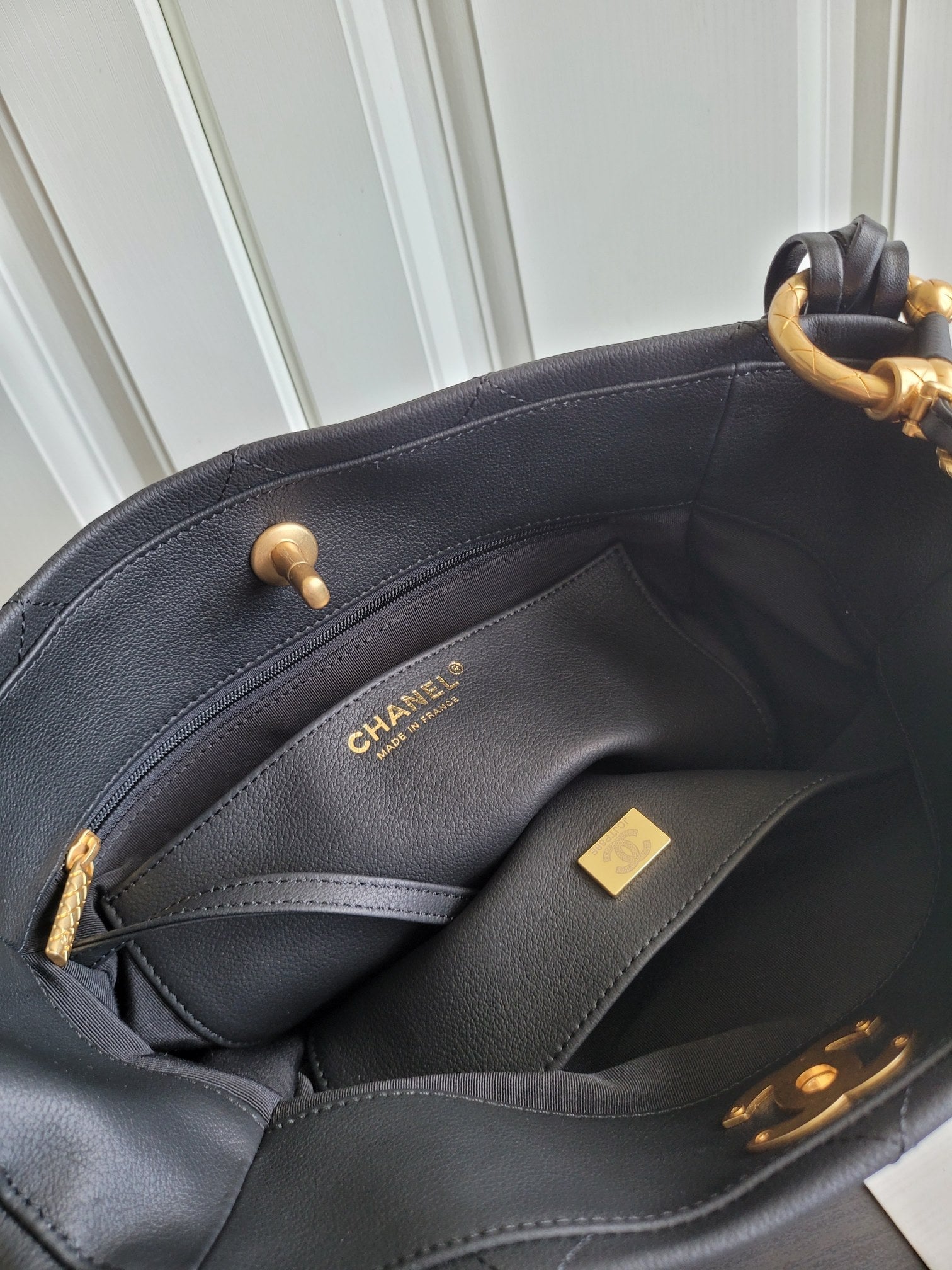 Sac Hobo CC 23S 26 cm en cuir de veau noir et métal doré