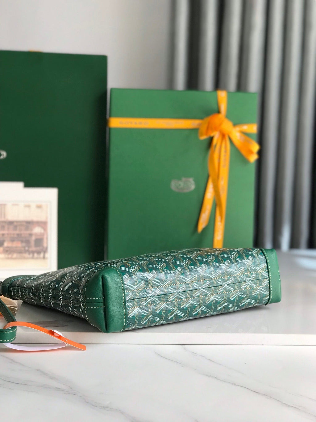 POCHETTE CONTI 24 EN CUIR D'AGNEAU VERT ET TOILE GOYARDINE