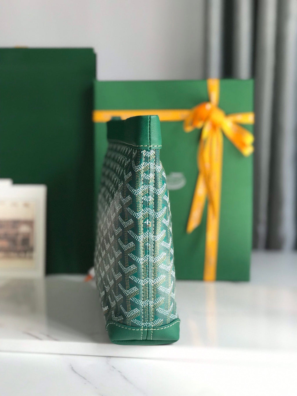 POCHETTE CONTI 24 EN CUIR D'AGNEAU VERT ET TOILE GOYARDINE