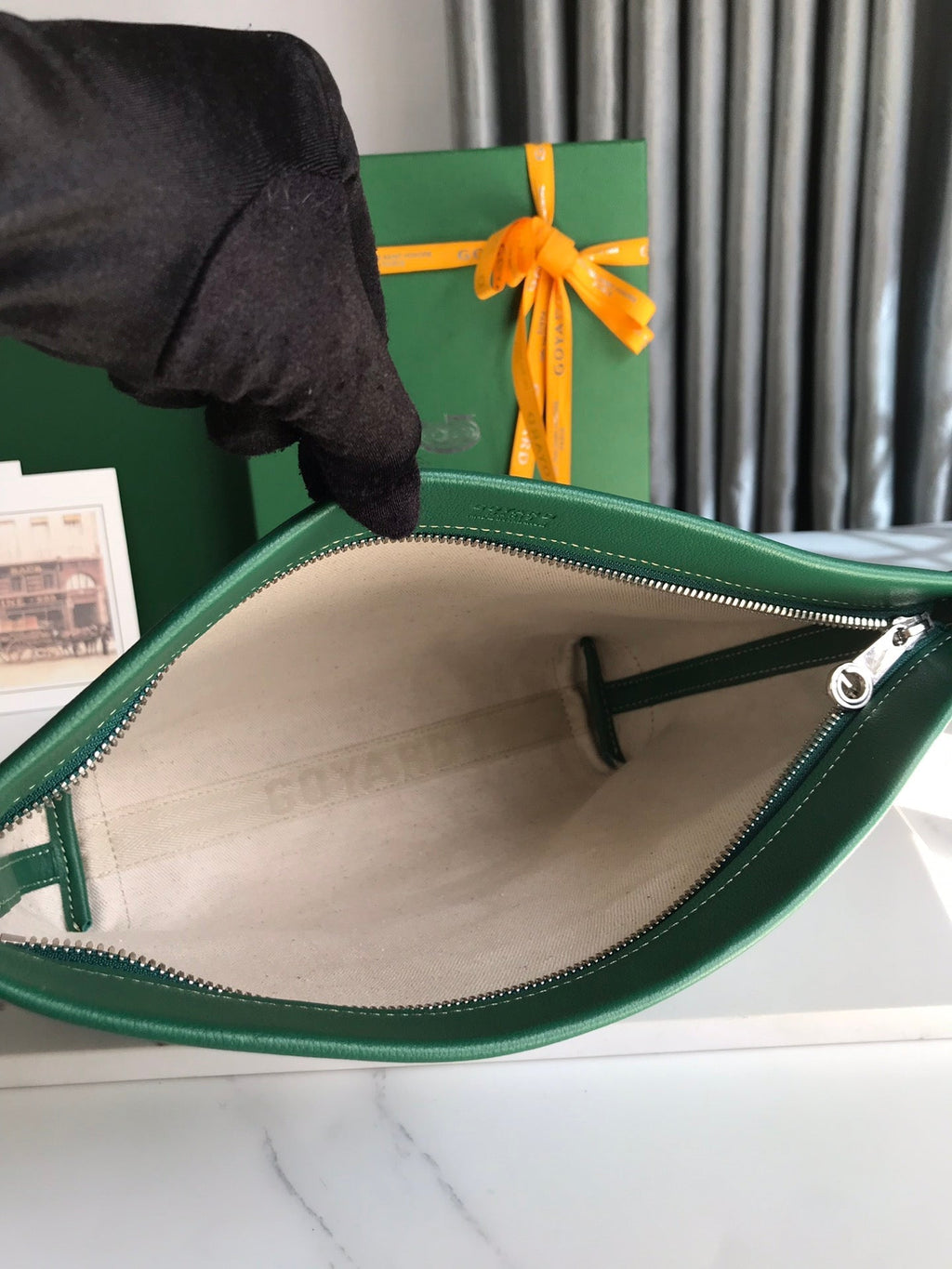 POCHETTE CONTI 24 EN CUIR D'AGNEAU VERT ET TOILE GOYARDINE