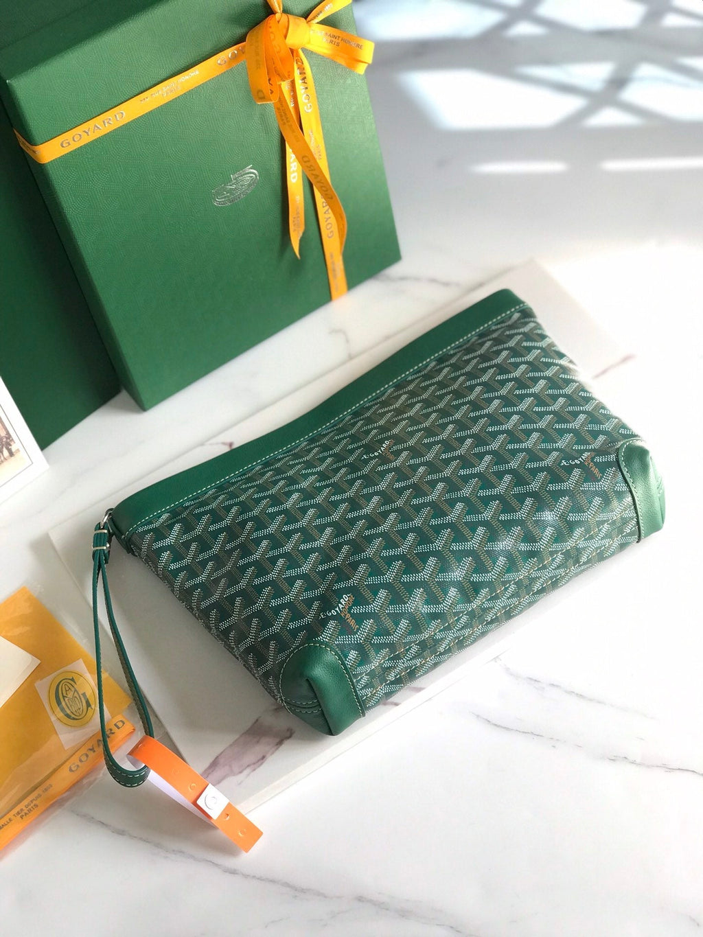 POCHETTE CONTI 24 EN CUIR D'AGNEAU VERT ET TOILE GOYARDINE