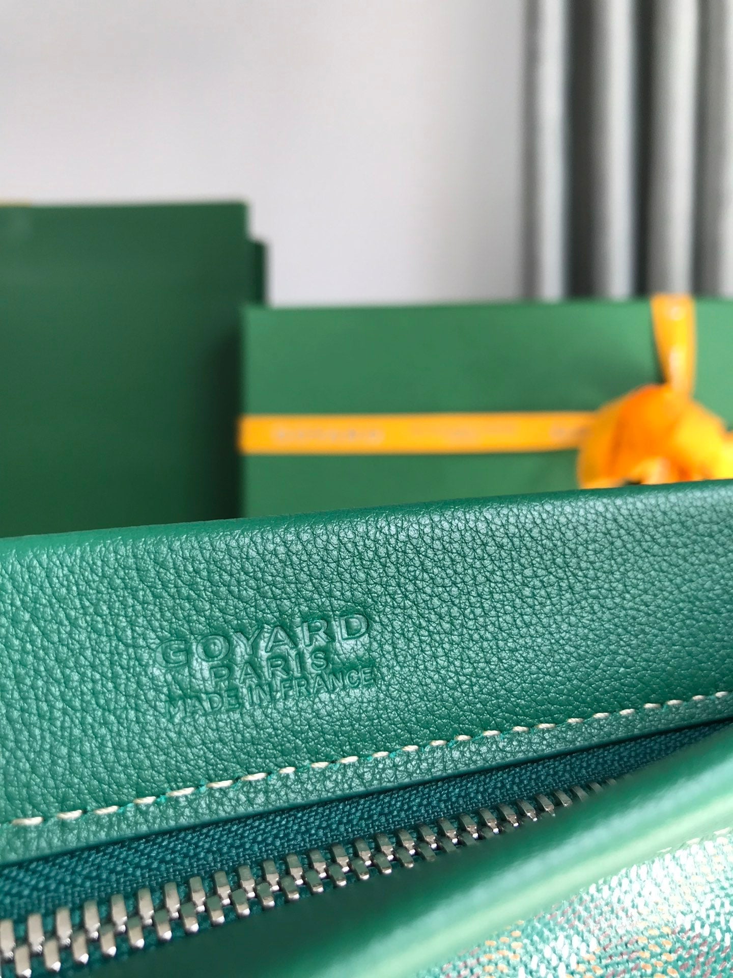 POCHETTE CONTI 24 EN CUIR D'AGNEAU VERT ET TOILE GOYARDINE