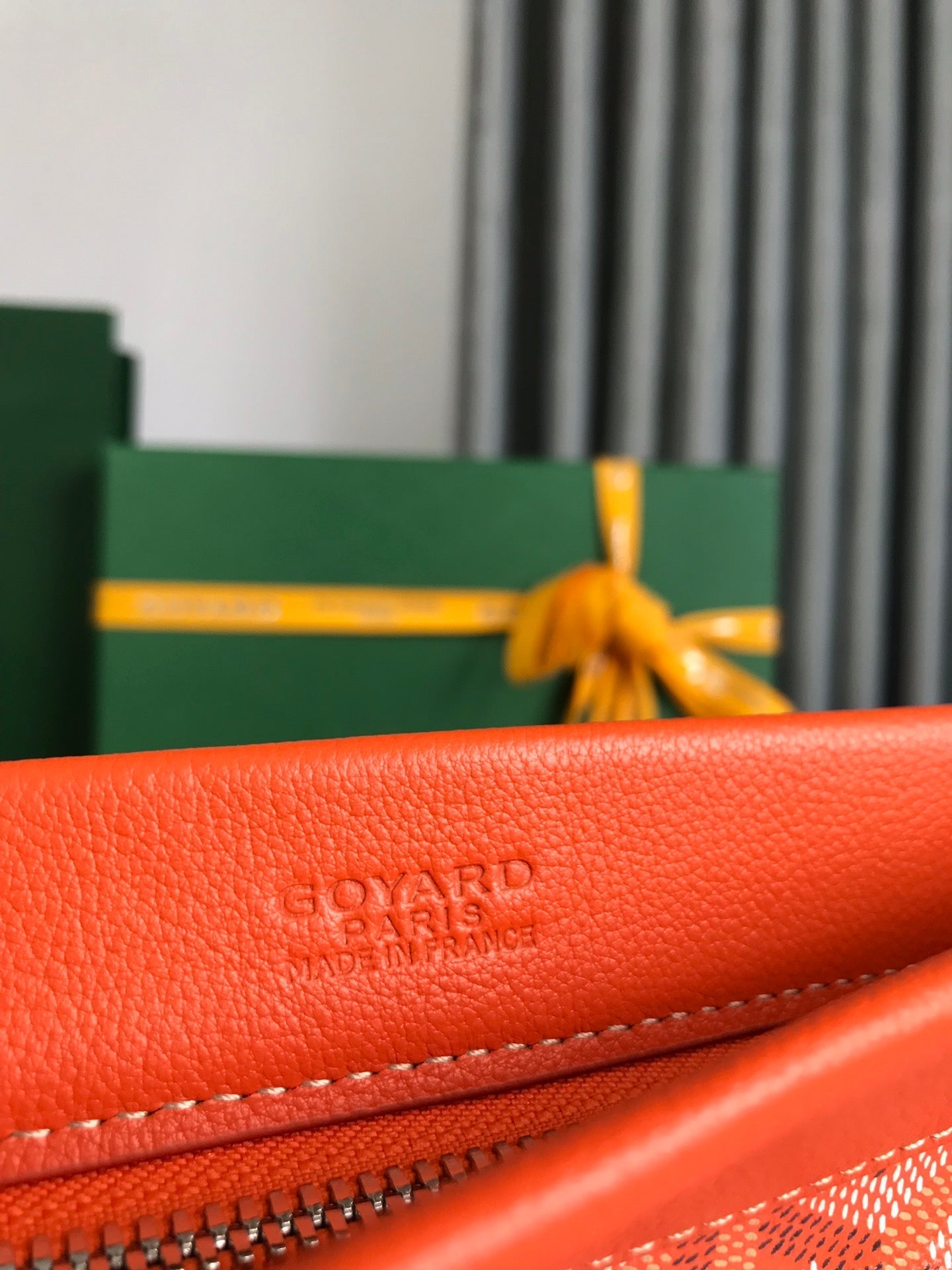 POCHETTE CONTI 24 EN AGNEAU ORANGE ET TOILE GOYARDINE
