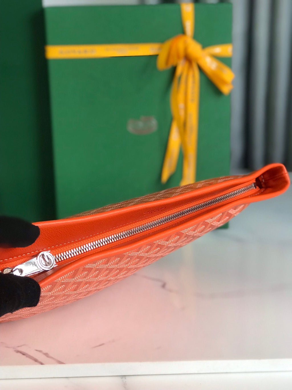 POCHETTE CONTI 24 EN AGNEAU ORANGE ET TOILE GOYARDINE