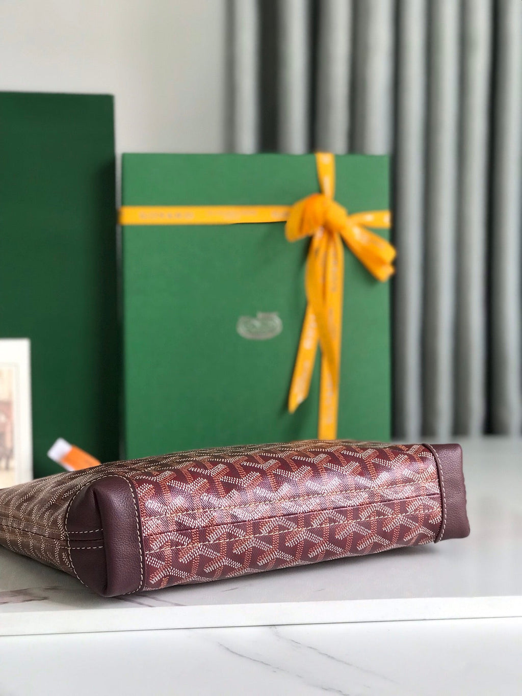 POCHETTE CONTI 24 EN CUIR D'AGNEAU ROUGE VIN ET TOILE GOYARDINE