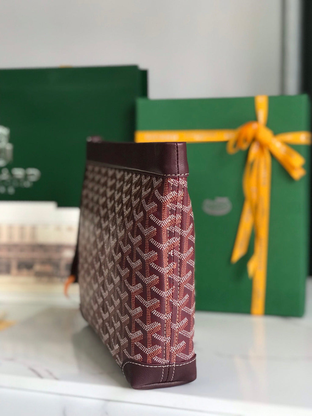 POCHETTE CONTI 24 EN CUIR D'AGNEAU ROUGE VIN ET TOILE GOYARDINE