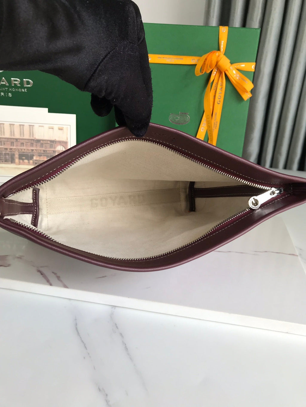 POCHETTE CONTI 24 EN CUIR D'AGNEAU ROUGE VIN ET TOILE GOYARDINE