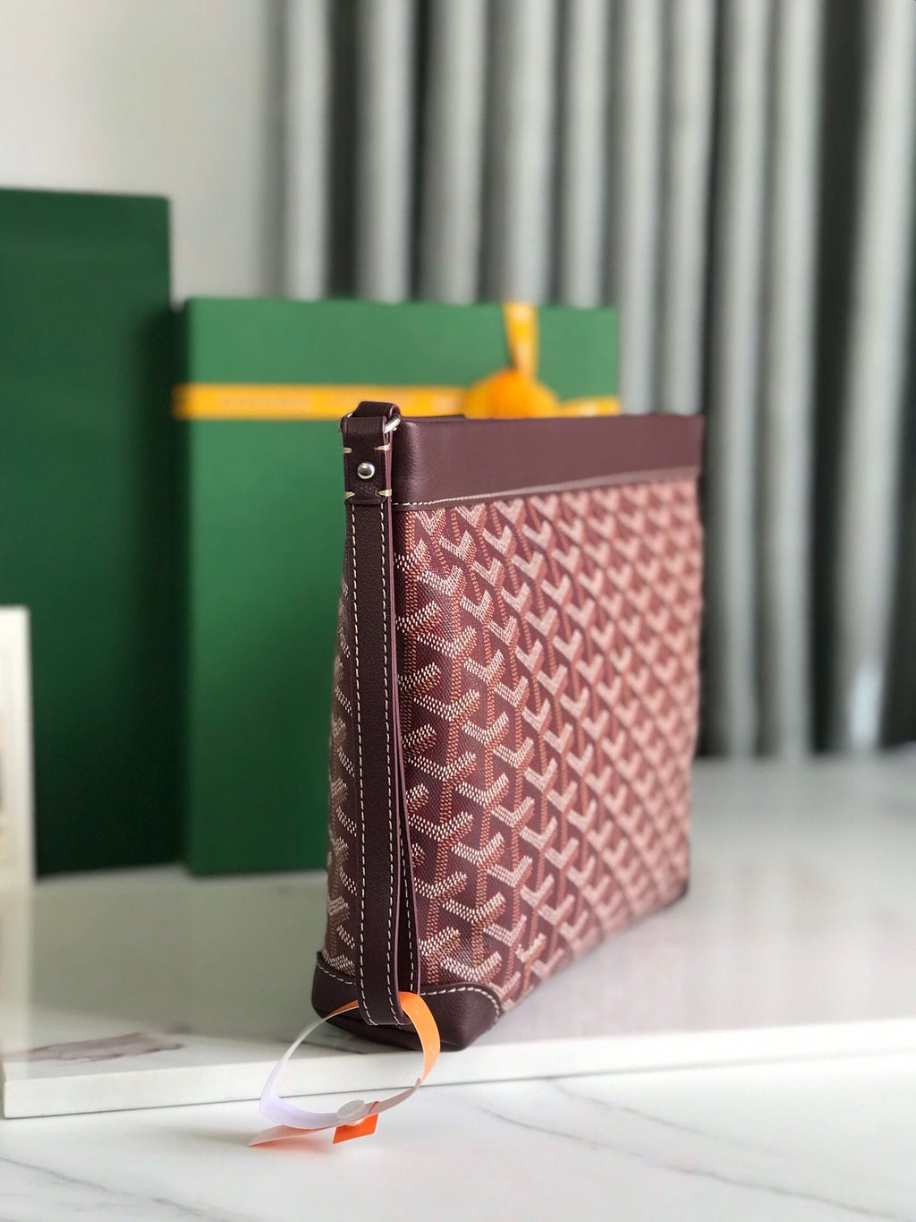 POCHETTE CONTI 24 EN CUIR D'AGNEAU ROUGE VIN ET TOILE GOYARDINE