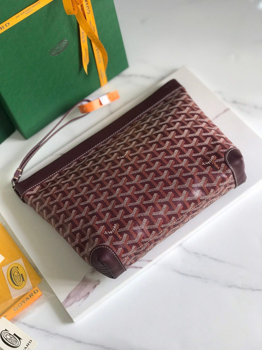 POCHETTE CONTI 24 EN CUIR D'AGNEAU ROUGE VIN ET TOILE GOYARDINE