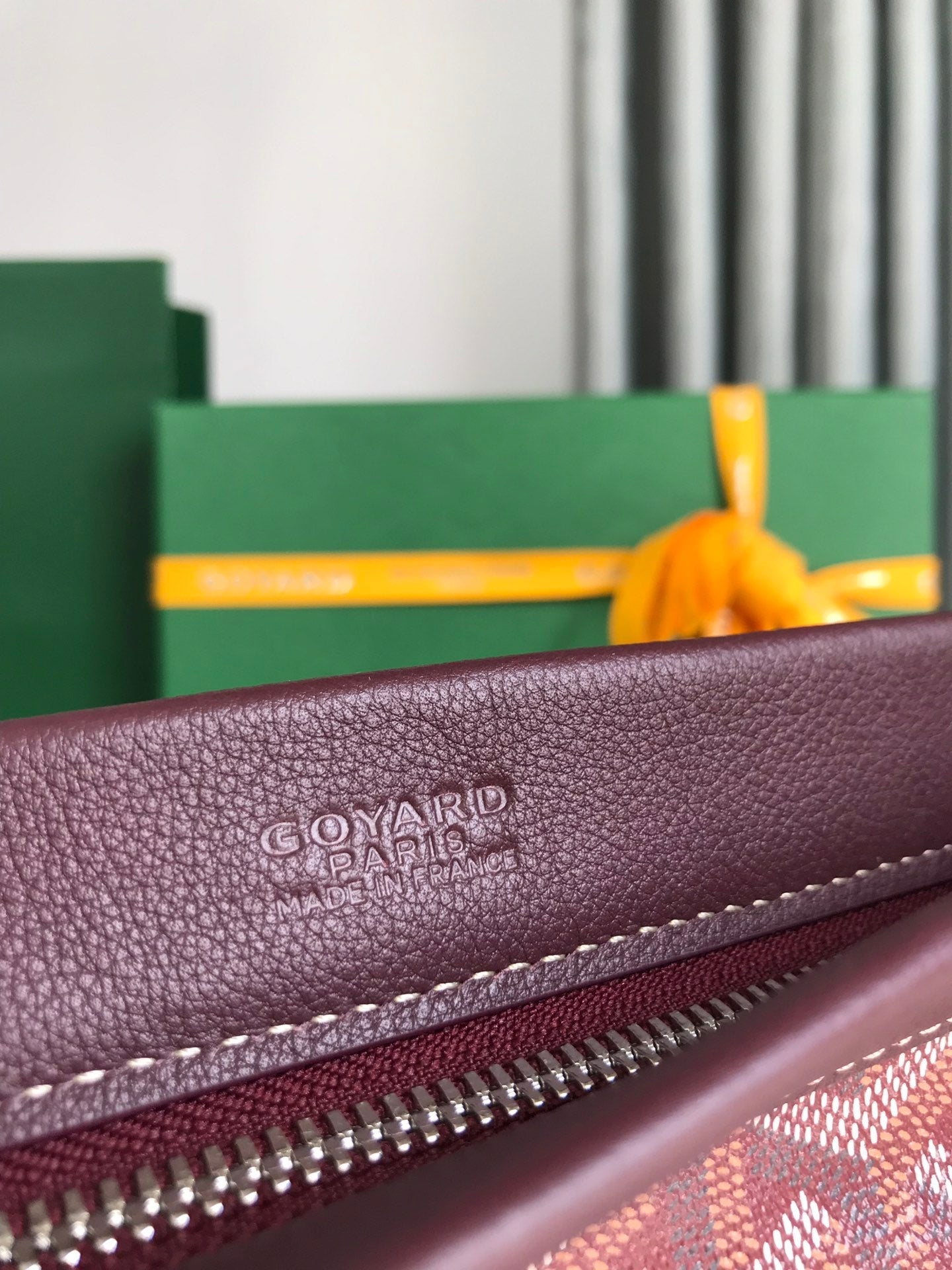 POCHETTE CONTI 24 EN CUIR D'AGNEAU ROUGE VIN ET TOILE GOYARDINE