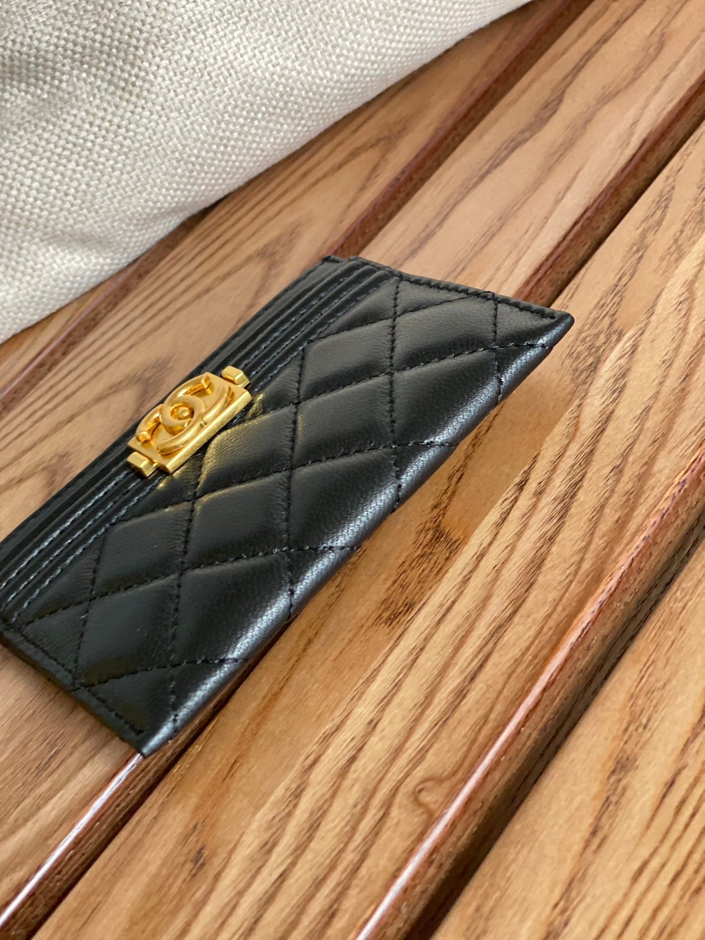PORTE-CARTES CC BOY 11CM EN CUIR D'AGNEAU NOIR ET QUINCAILLERIE DORÉ