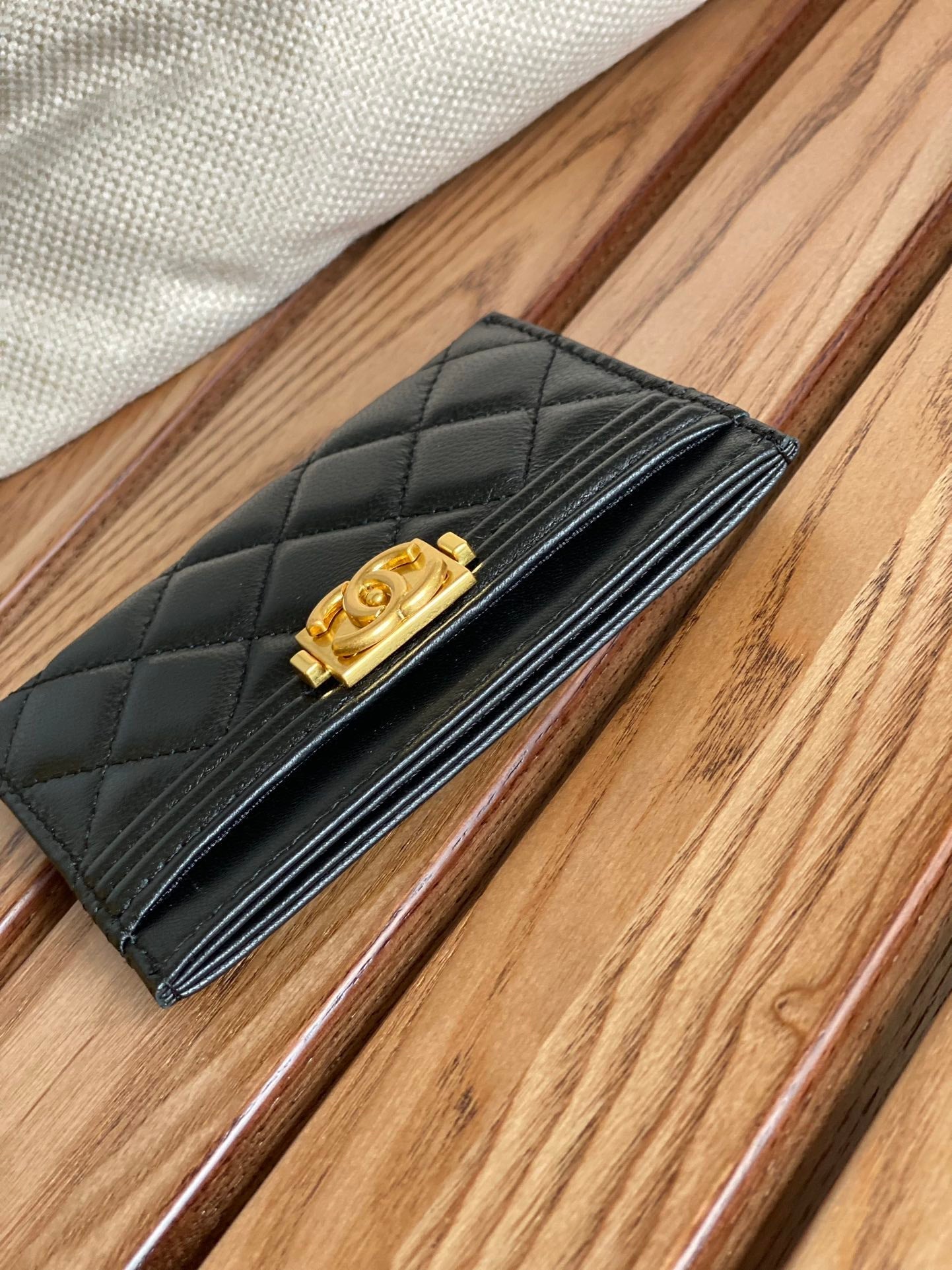 PORTE-CARTES CC BOY 11CM EN CUIR D'AGNEAU NOIR ET QUINCAILLERIE DORÉ