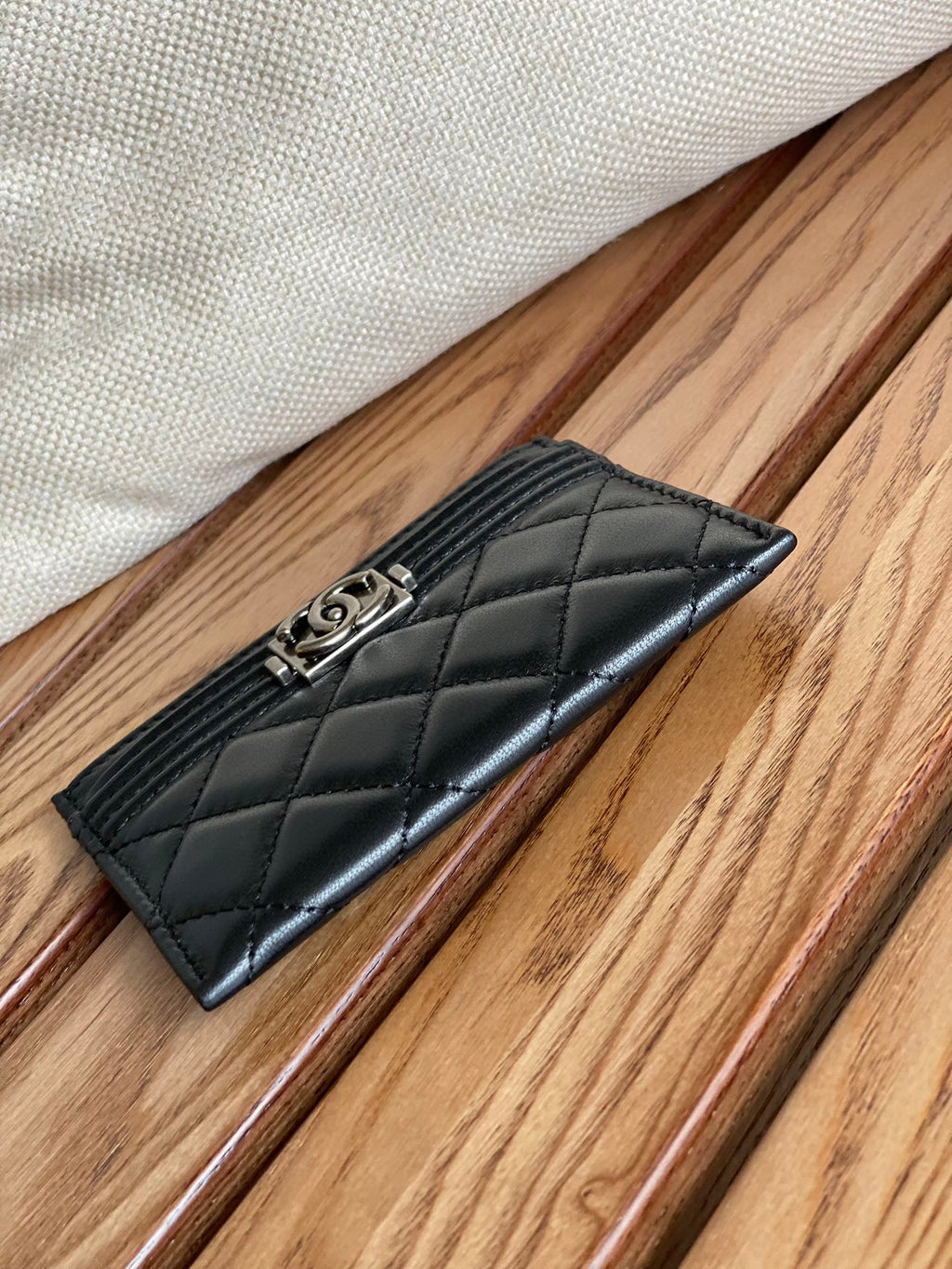 PORTE-CARTES CC BOY 11CM EN CUIR D'AGNEAU NOIR ET QUINCAILLERIE ARGENTÉE