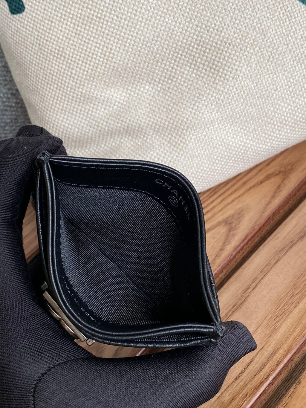 PORTE-CARTES CC BOY 11CM EN CUIR D'AGNEAU NOIR ET QUINCAILLERIE ARGENTÉE