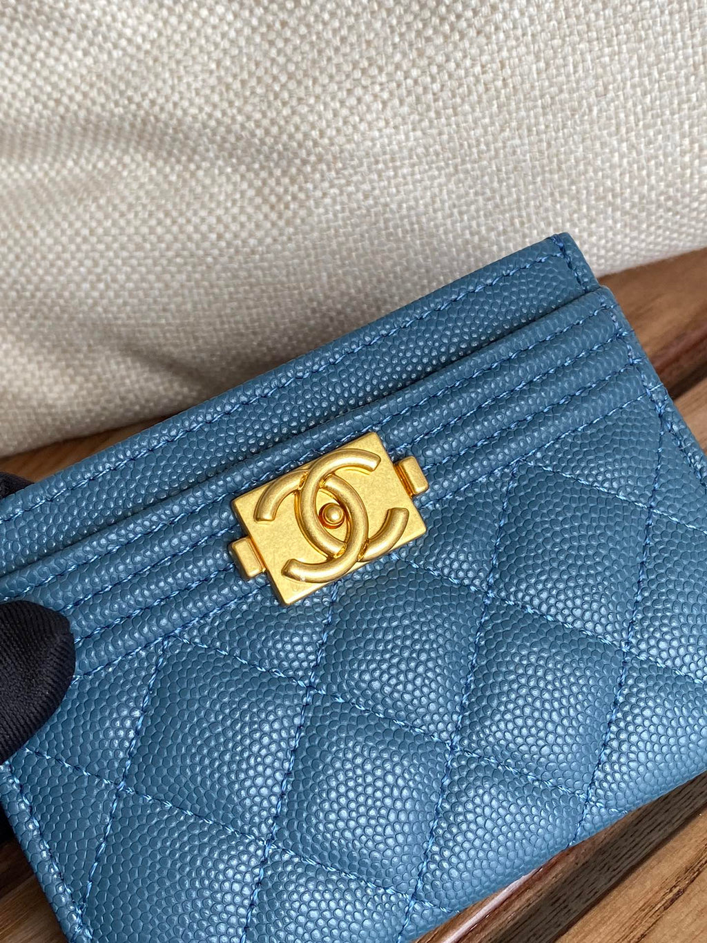 PORTE-CARTES CC BOY 11CM AZURE CAVIAR QUINCAILLERIE OR