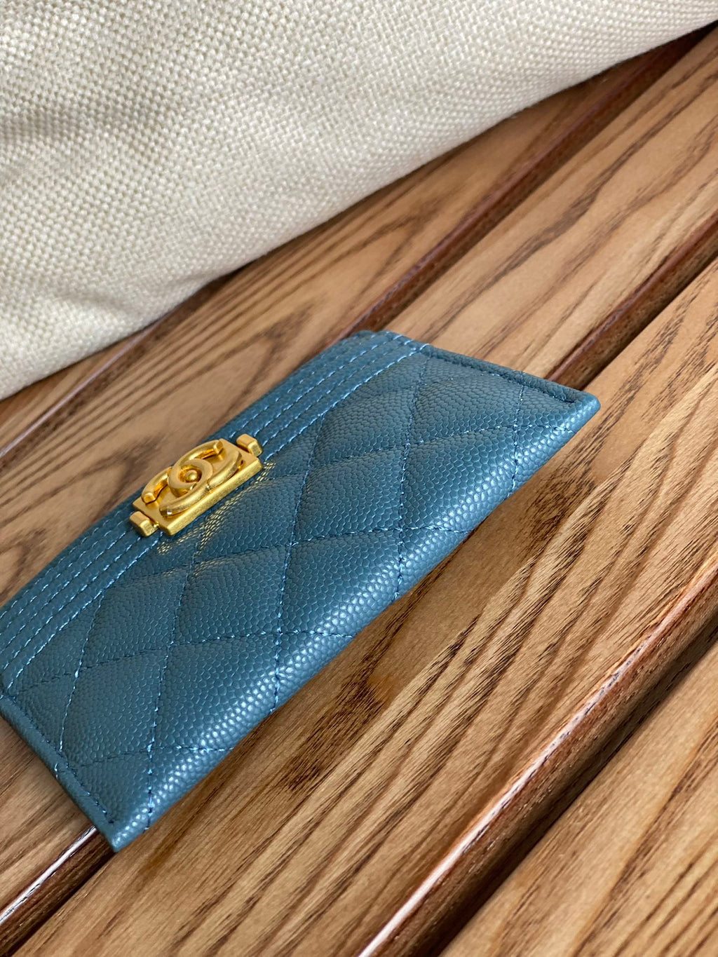PORTE-CARTES CC BOY 11CM AZURE CAVIAR QUINCAILLERIE OR