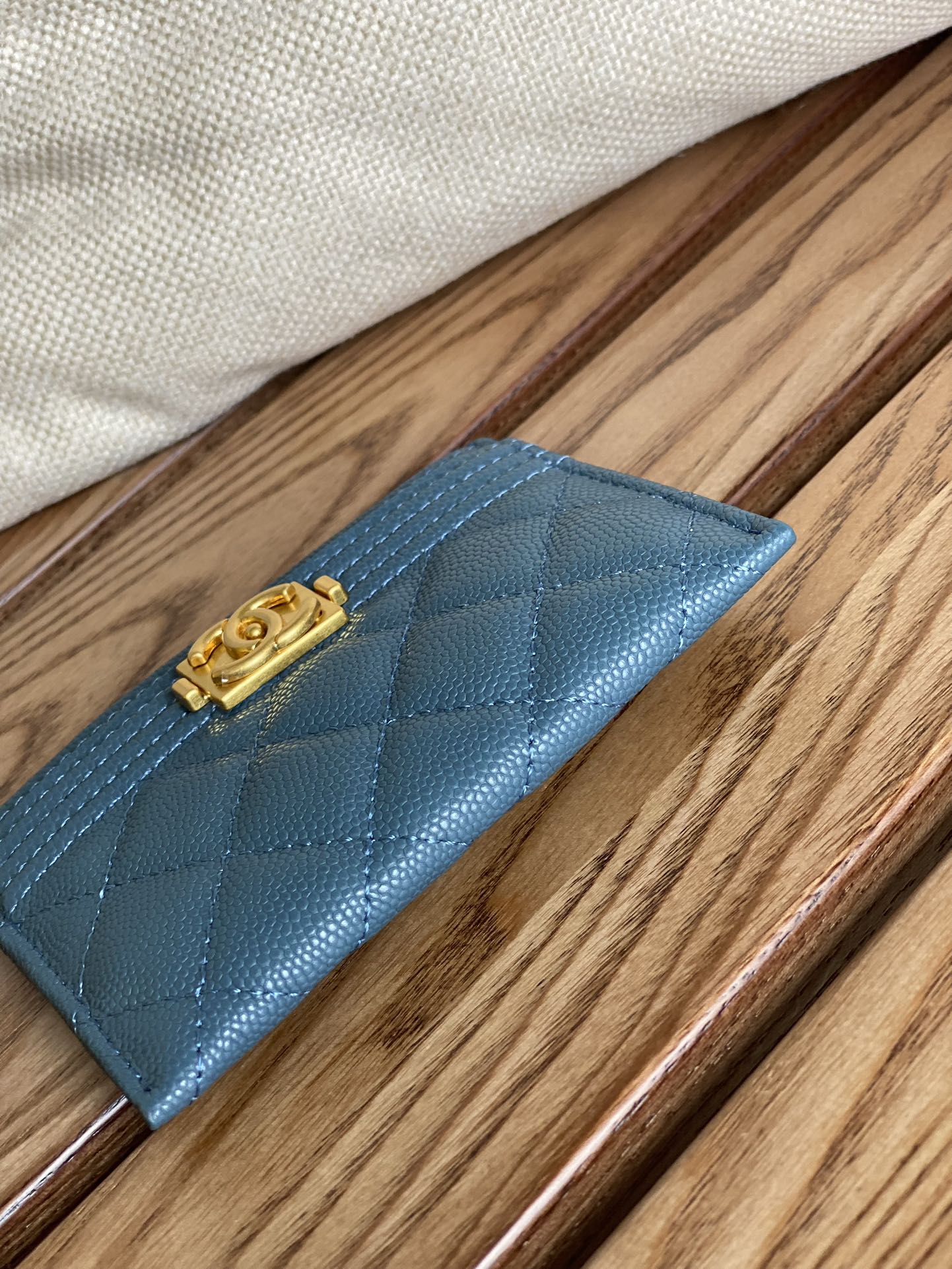 PORTE-CARTES CC BOY 11CM AZURE CAVIAR QUINCAILLERIE OR