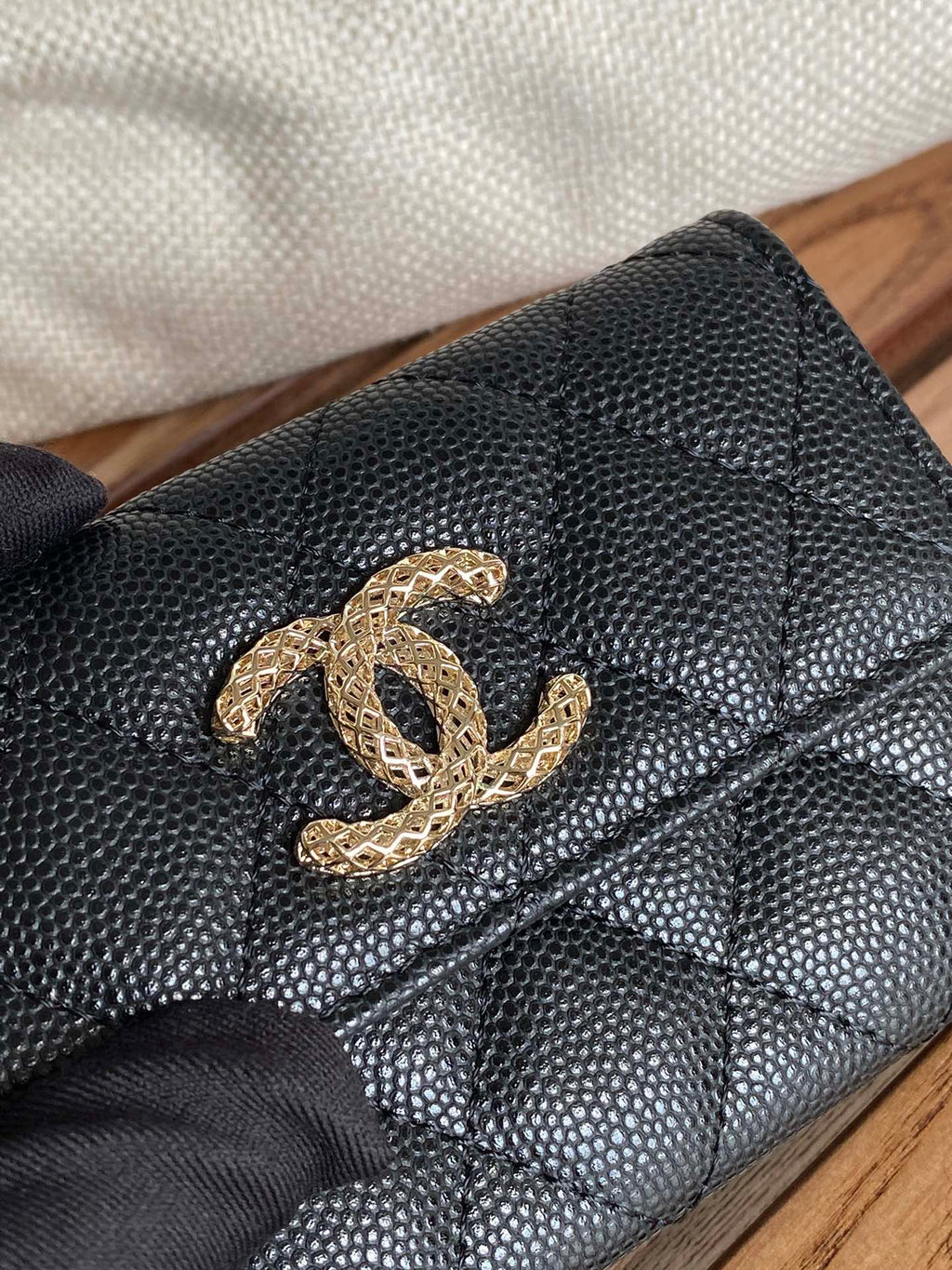 Petit portefeuille CC 11 cm, noir caviar, matériel doré clair