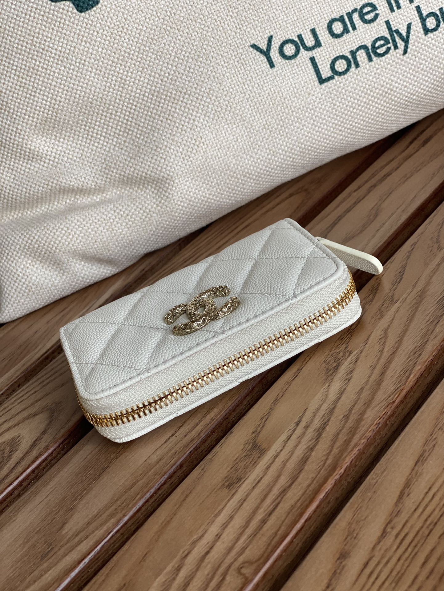CC ZIPPED WALLET 11CM WHITE CAVIAR GOLD HARDWARE
