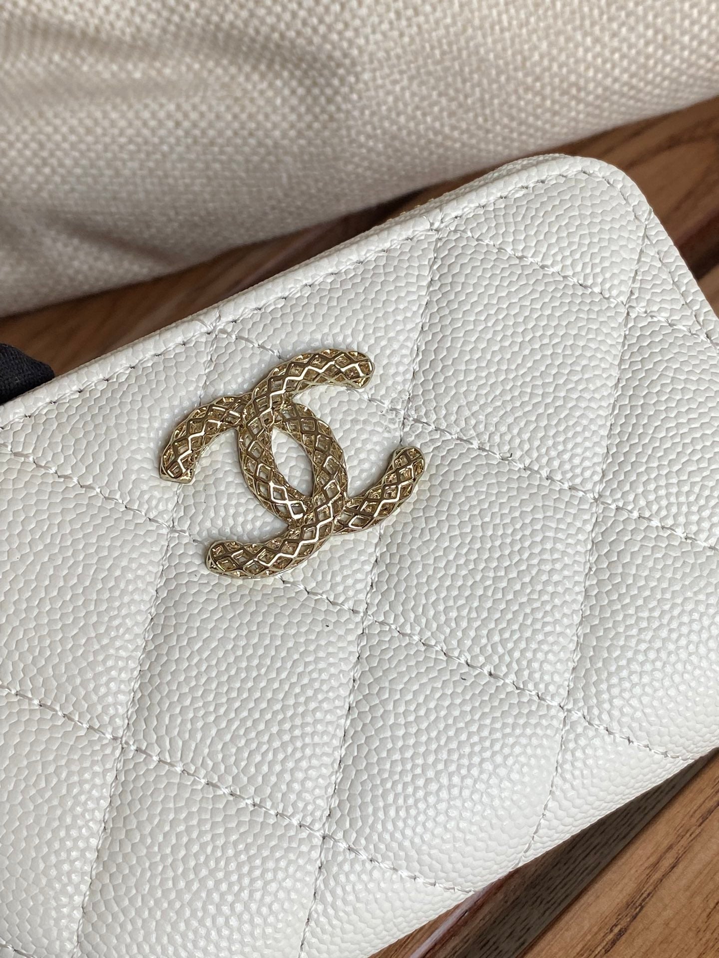 CC ZIPPED WALLET 11CM WHITE CAVIAR GOLD HARDWARE