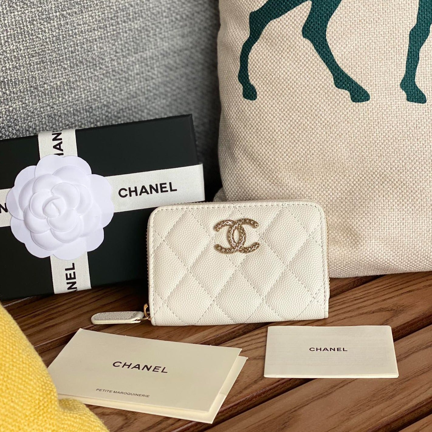 CC ZIPPED WALLET 11CM WHITE CAVIAR GOLD HARDWARE