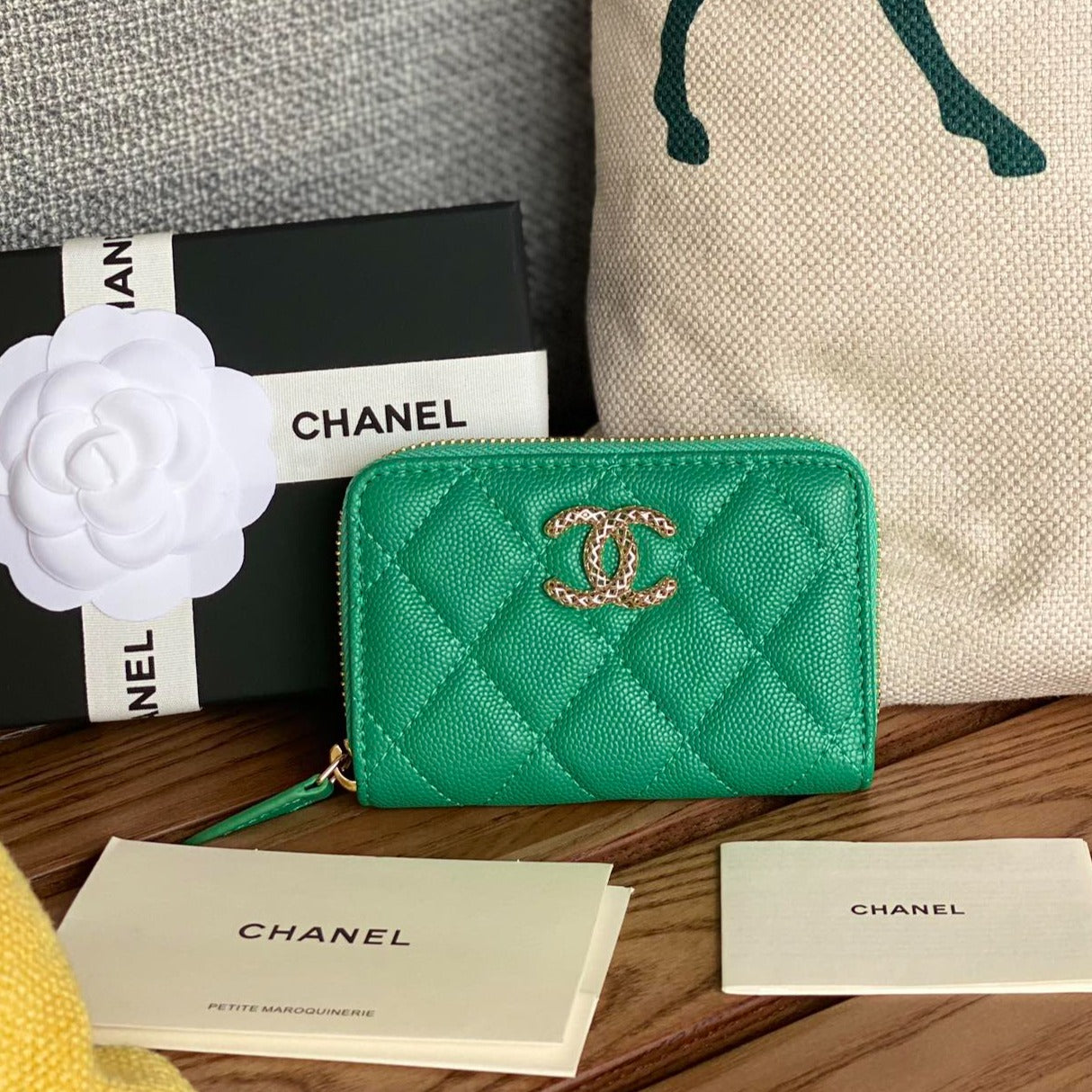 CC ZIPPED WALLET 11CM GREEN CAVIAR GOLD HARDWARE