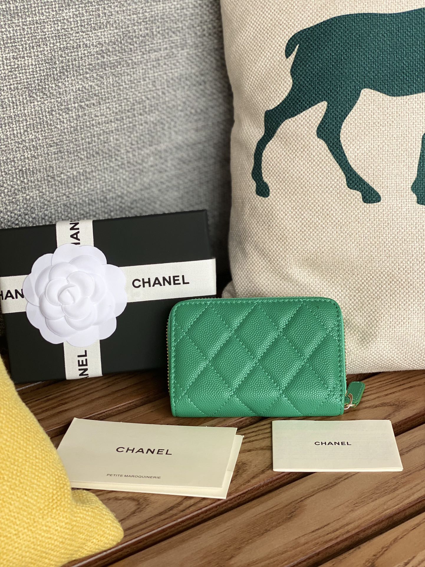 CC ZIPPED WALLET 11CM GREEN CAVIAR GOLD HARDWARE