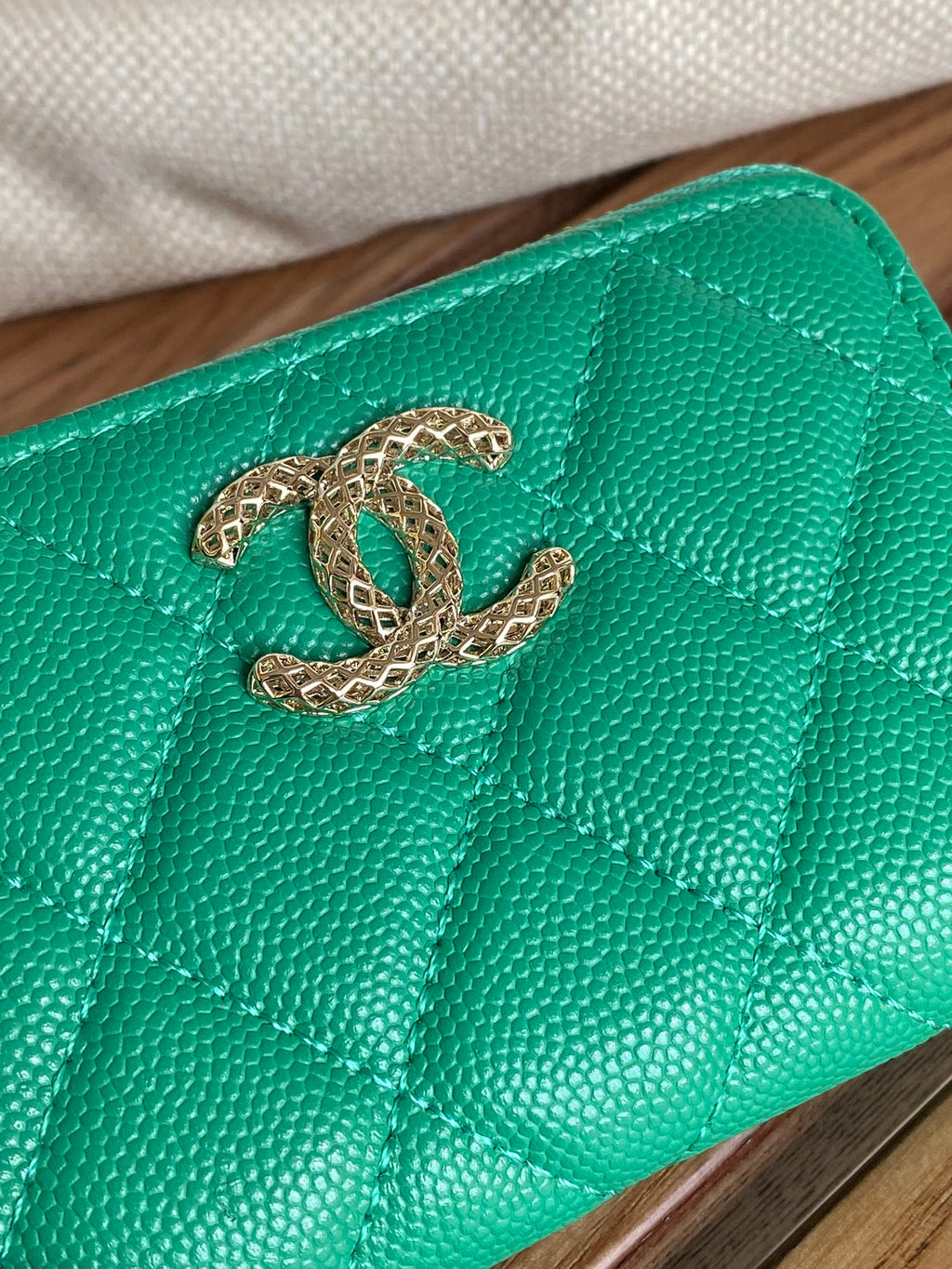 CC ZIPPED WALLET 11CM GREEN CAVIAR GOLD HARDWARE