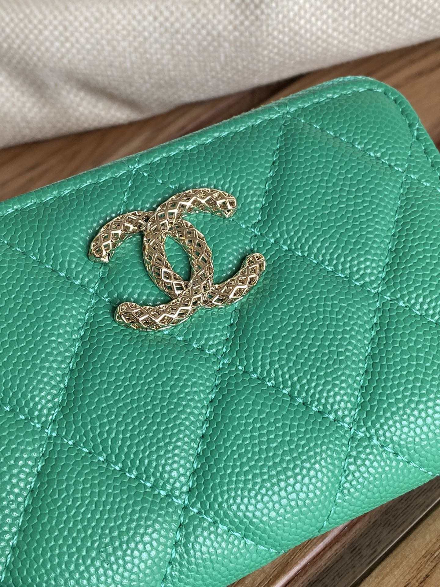 CC ZIPPED WALLET 11CM GREEN CAVIAR GOLD HARDWARE