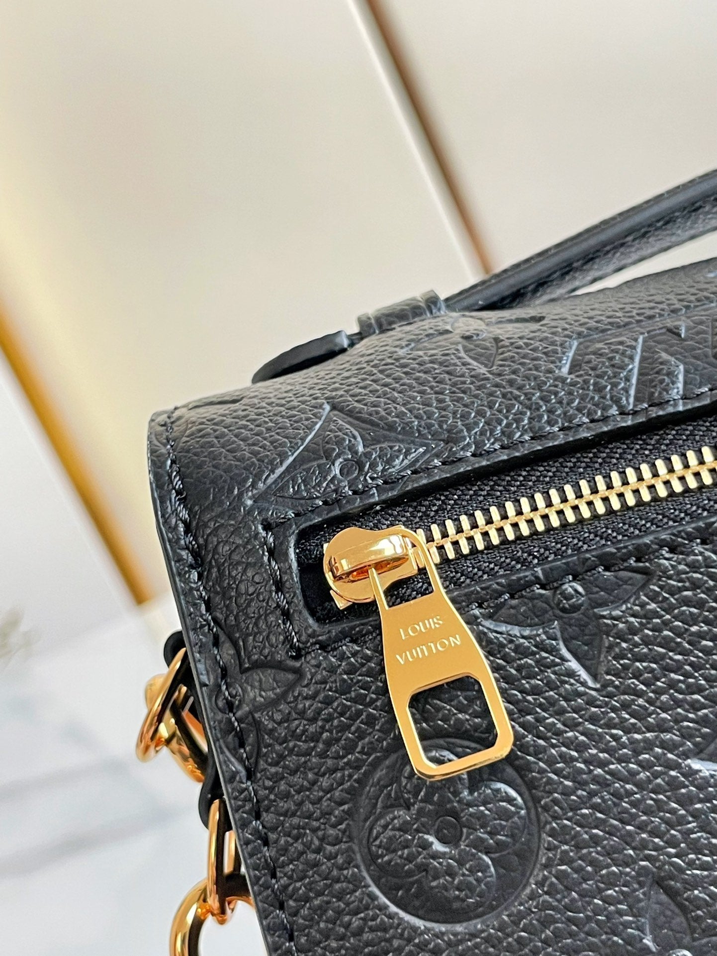 POCHETTE METIS EAST WEST 21.5 CUIR DE VACHE GRAINÉ NOIR
