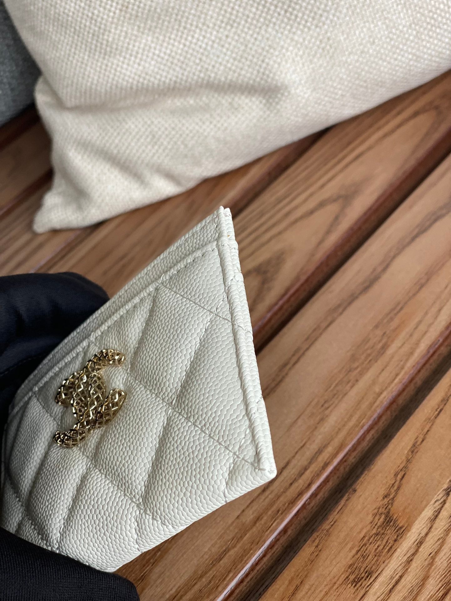 CC CARD HOLDER 10CM WHITE CAVIAR