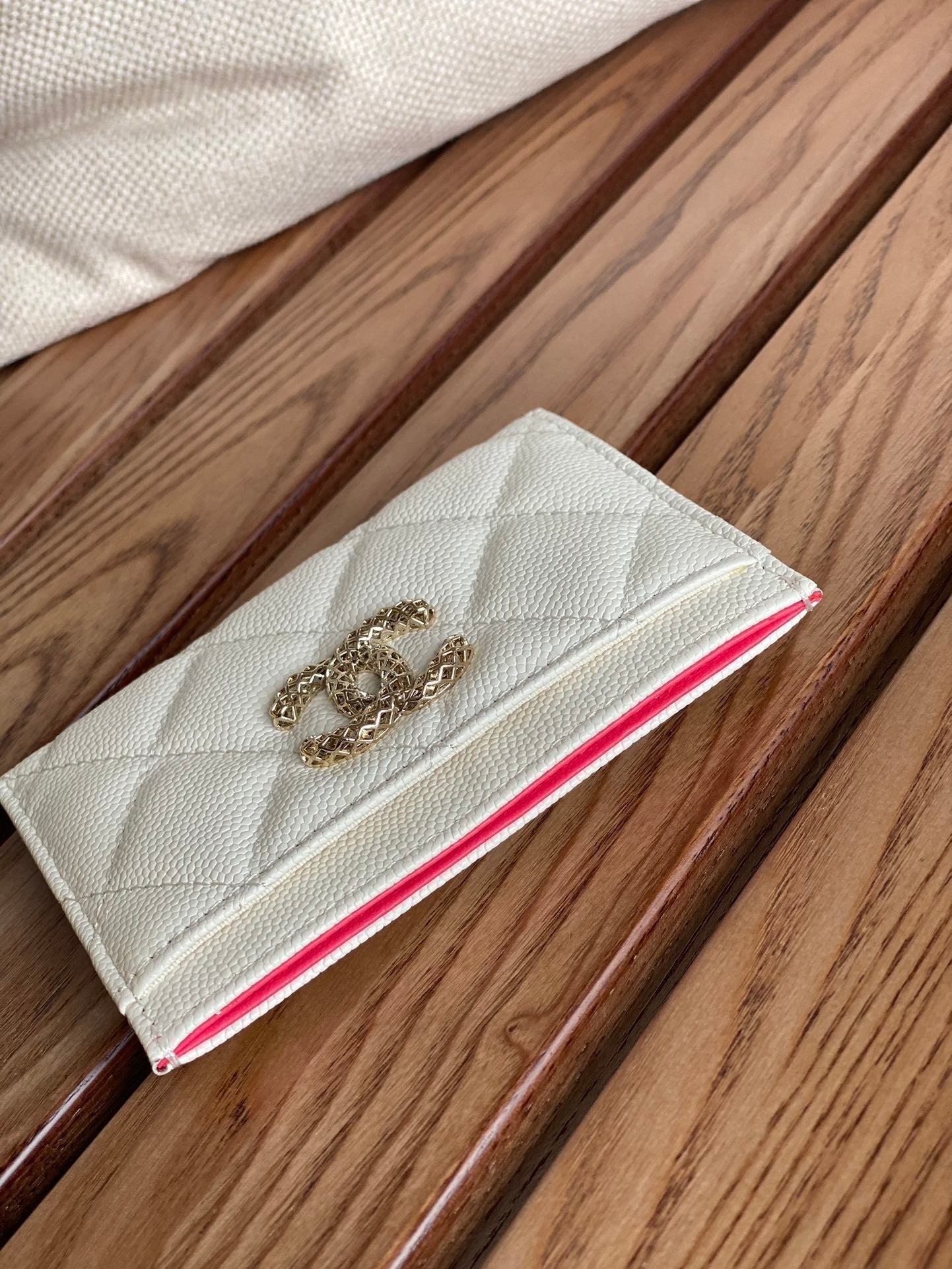 CC CARD HOLDER 10CM WHITE CAVIAR