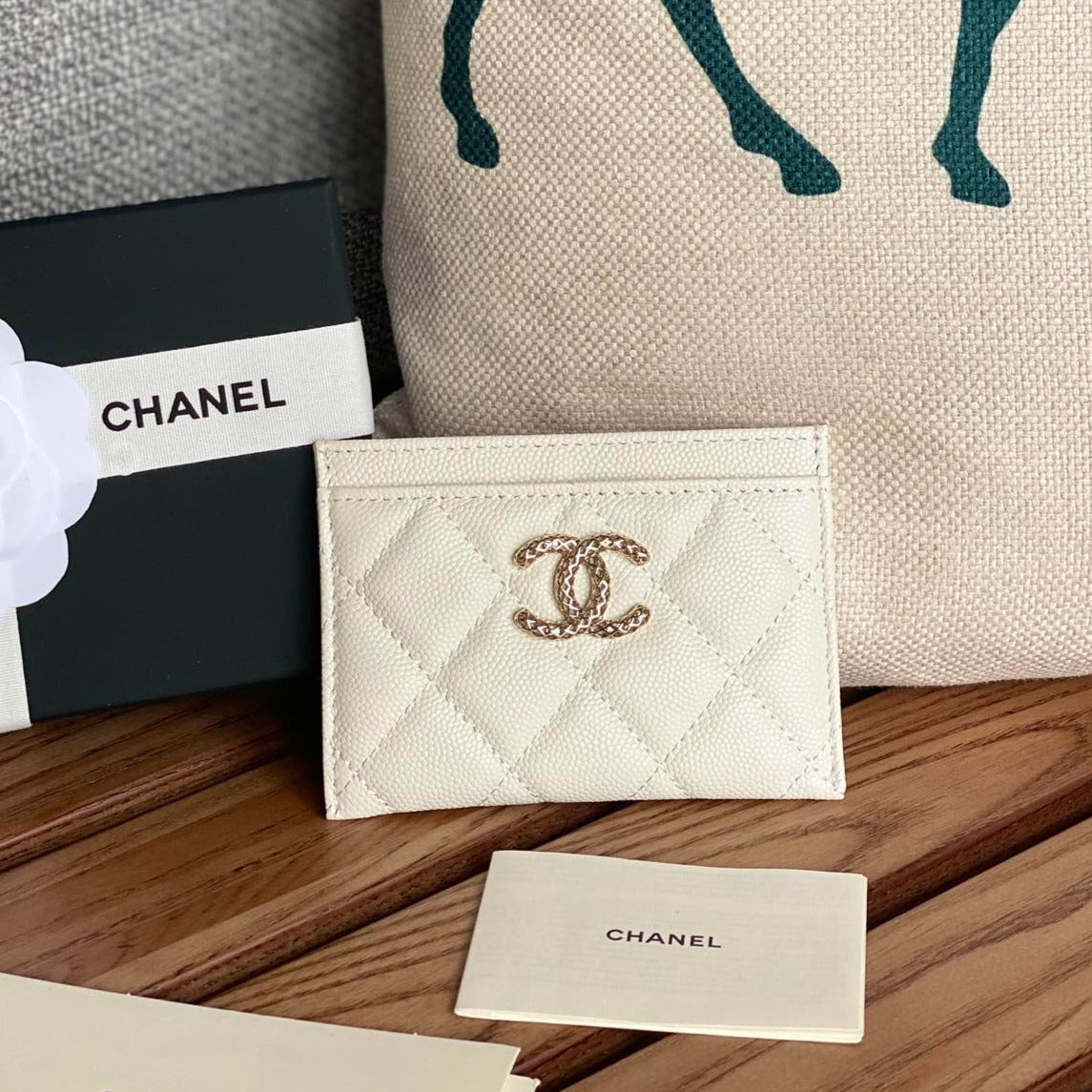CC CARD HOLDER 10CM WHITE CAVIAR
