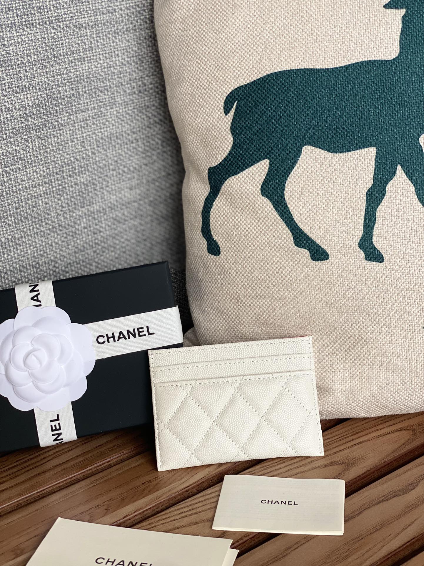 CC CARD HOLDER 10CM WHITE CAVIAR