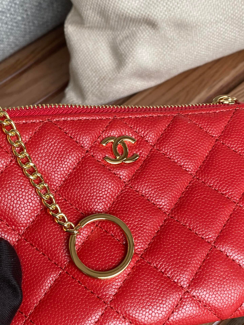 Portefeuille zippé CC 14 cm, cuir caviar rouge, matériel doré