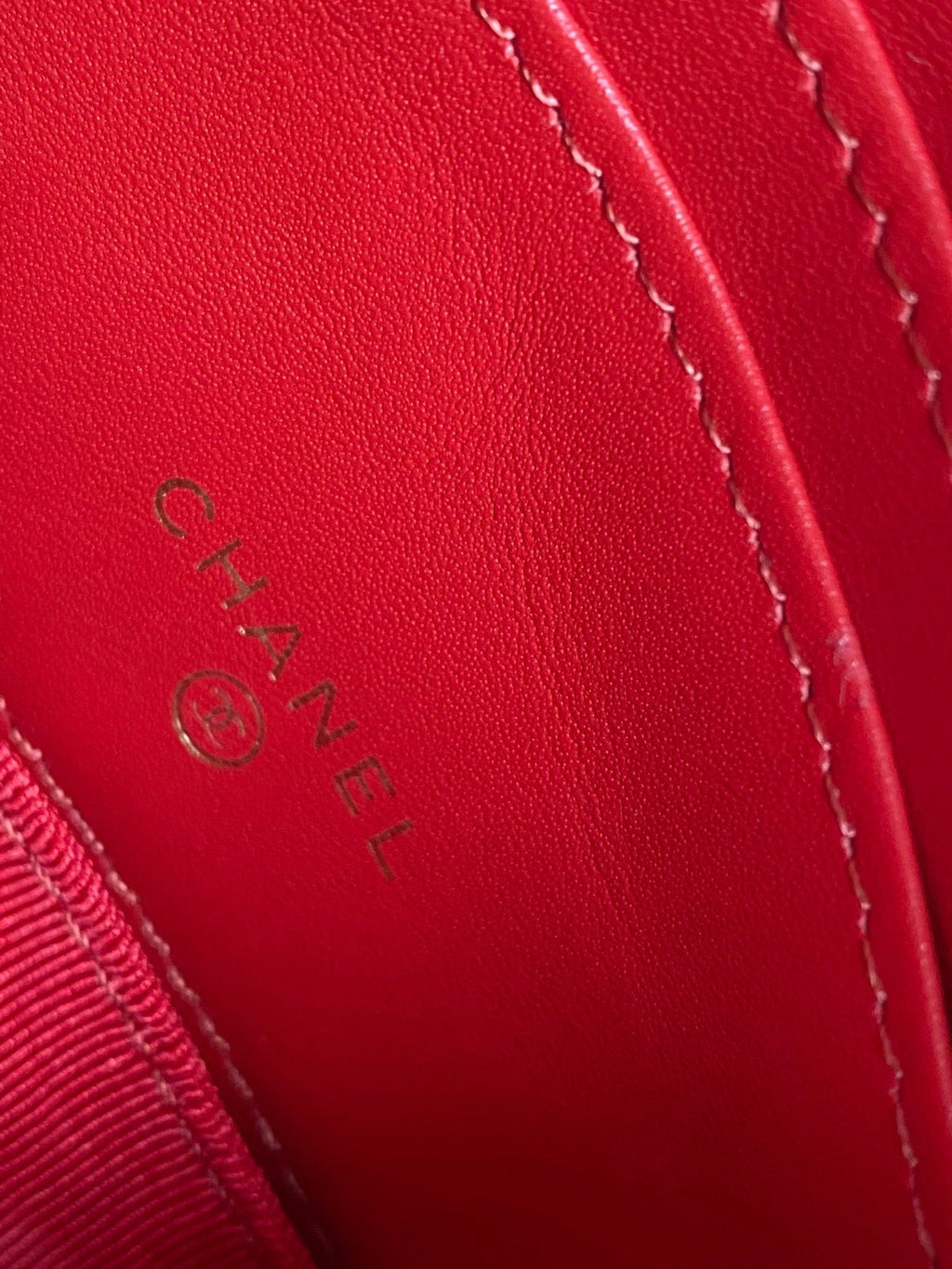 Portefeuille zippé CC 14 cm, cuir caviar rouge, matériel doré