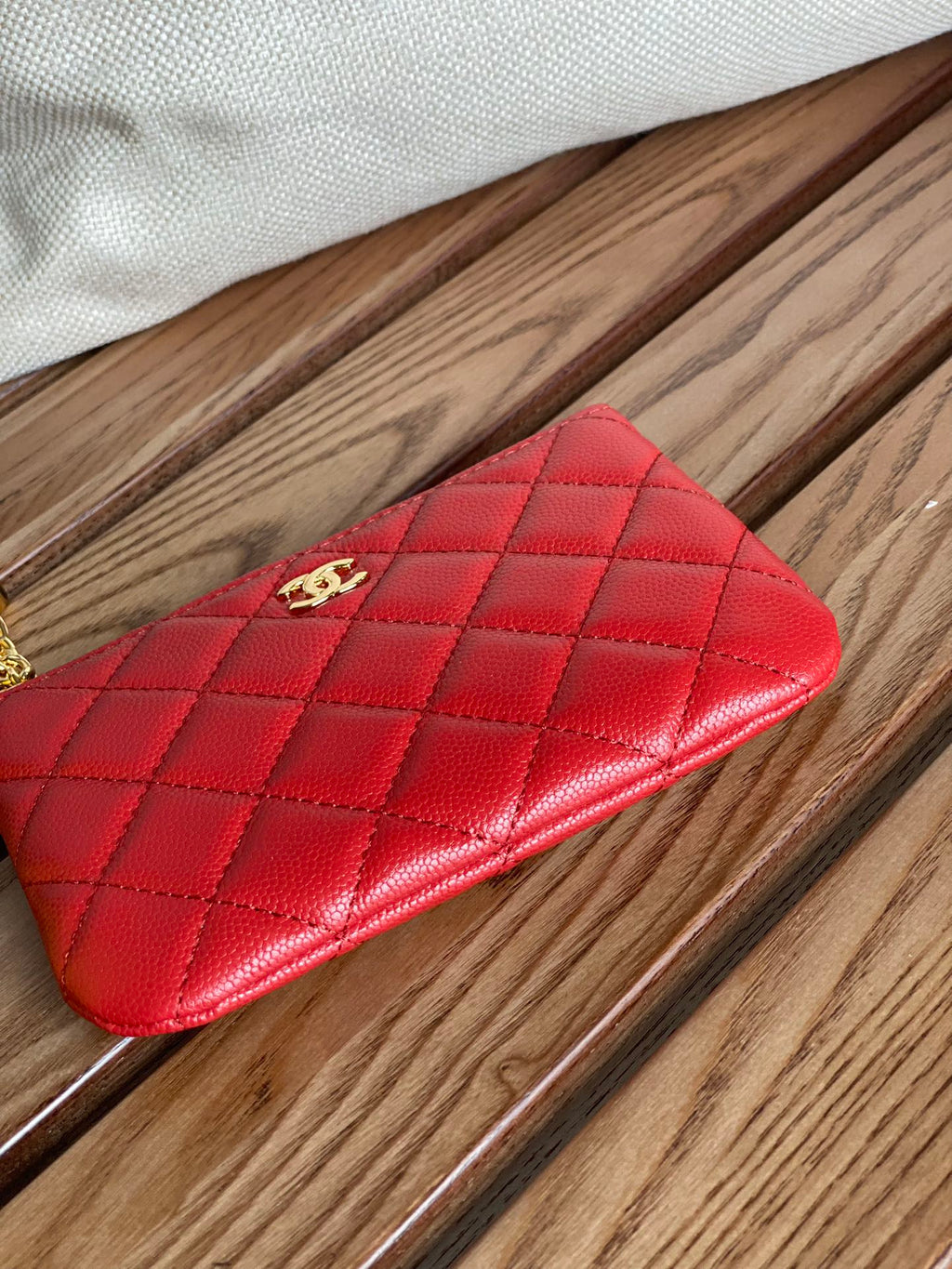 Portefeuille zippé CC 14 cm, cuir caviar rouge, matériel doré