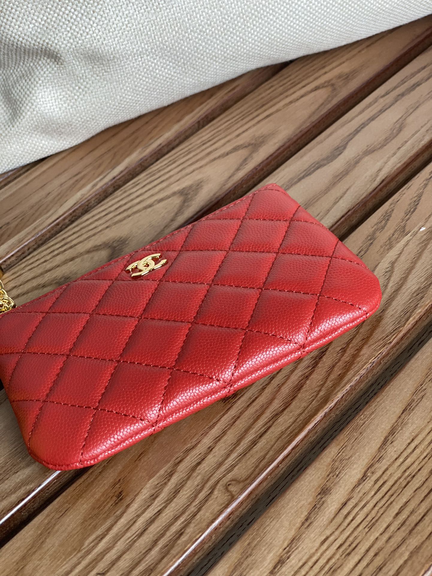 Portefeuille zippé CC 14 cm, cuir caviar rouge, matériel doré